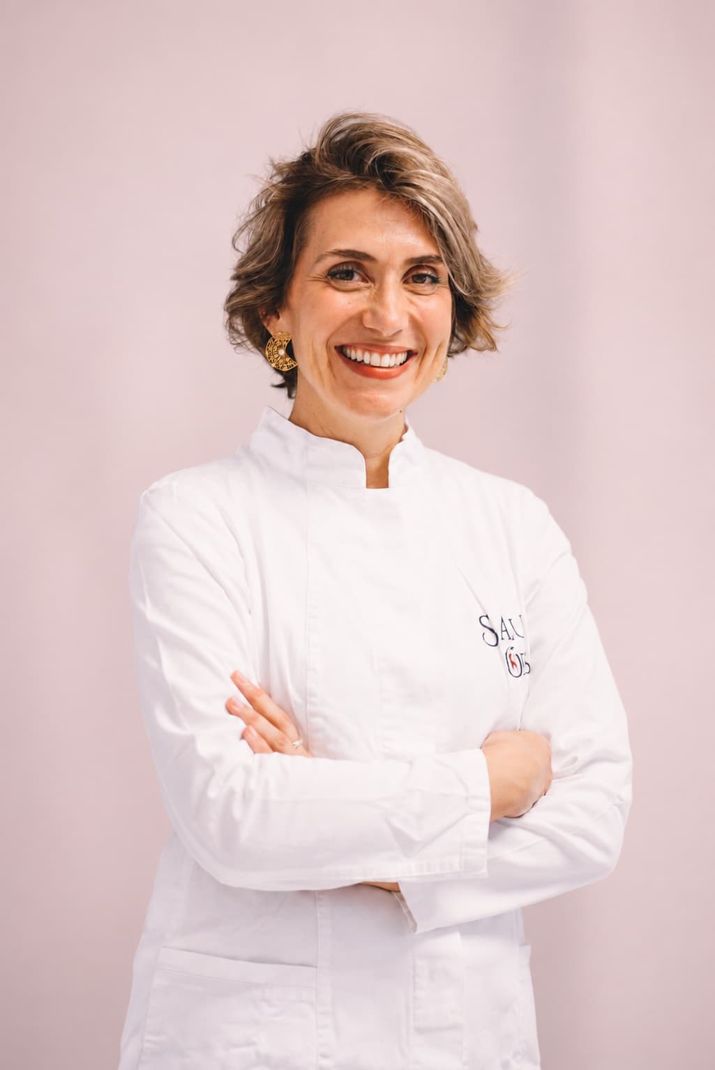 Doz. Dr. sc. Marinka Baranović Baričević, lächelnd, mit verschränkten Armen, im weißen Arztkittel von Salus Oris